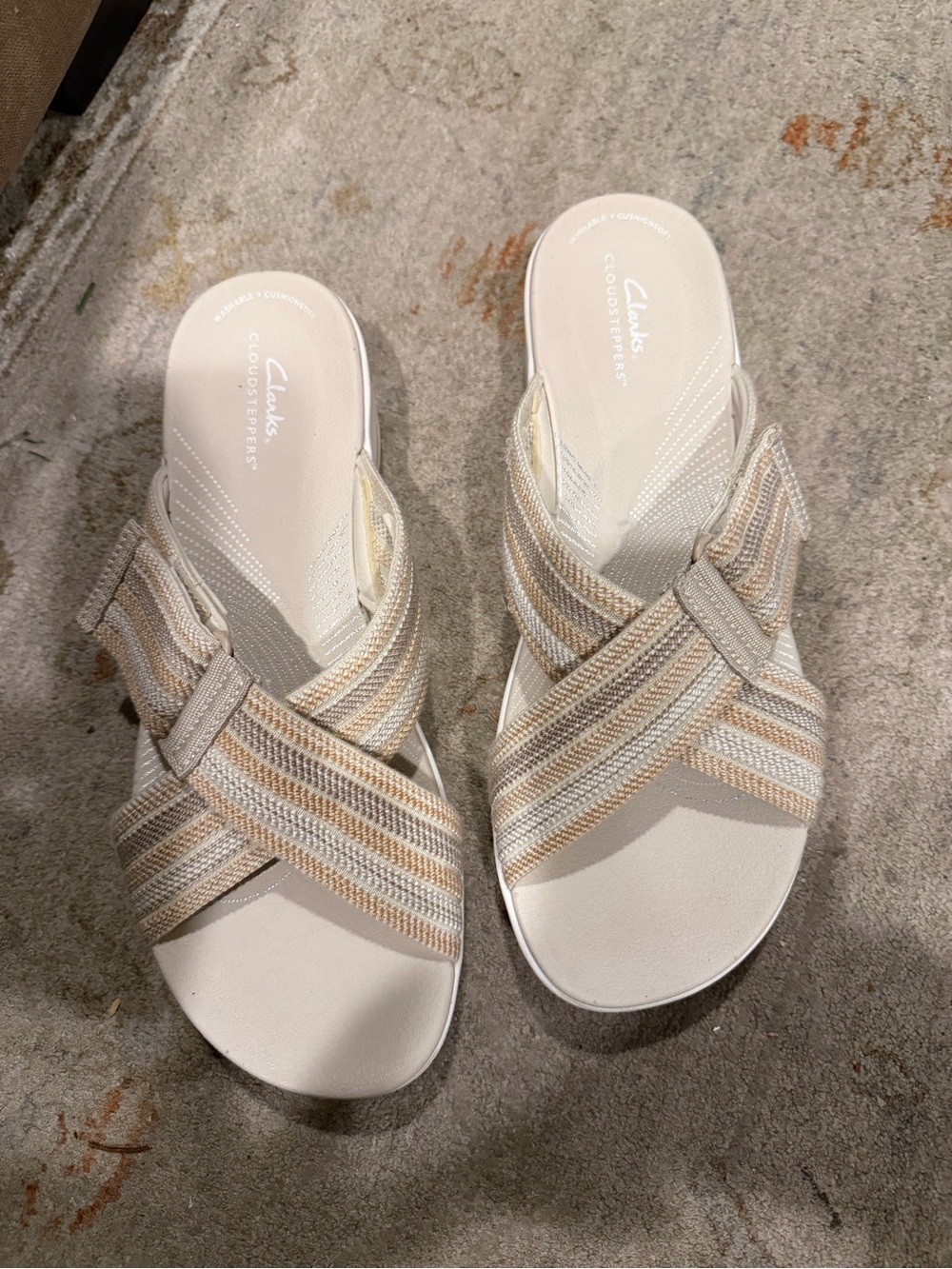 Clarks  cloudsteppers Women’s White and Beige Crossband Slide Sandals